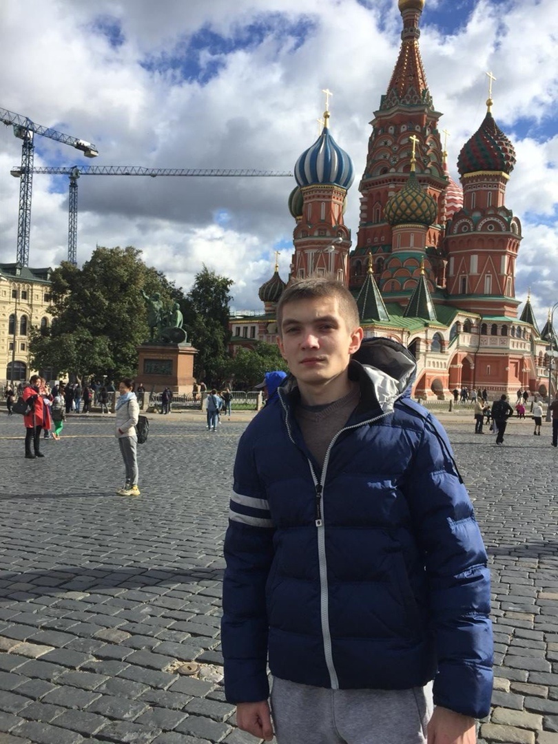 На фото я, и нахожусь возле Кремля, и собора Василия Блаженного, прямо на Красной площади.