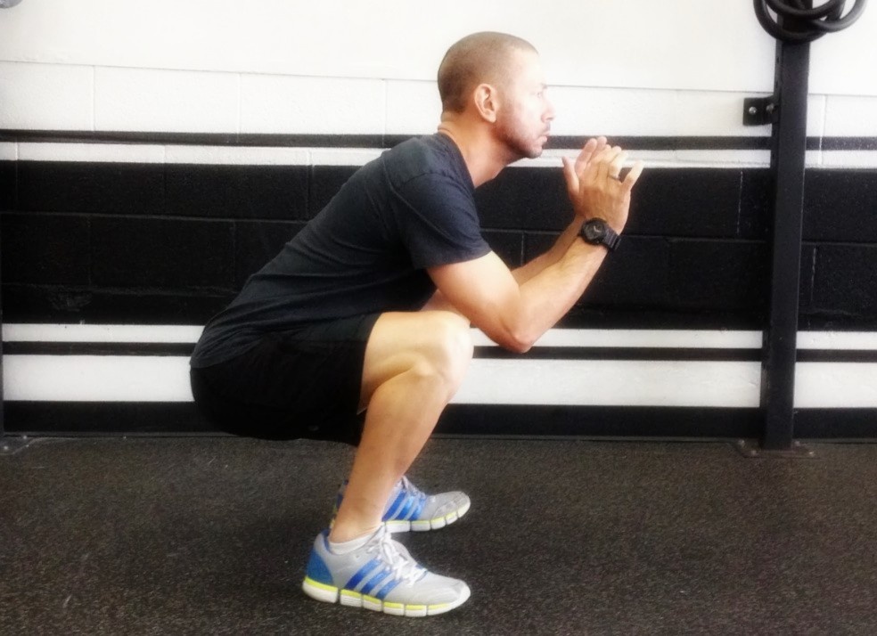 Сумо-приседания более щадящие.
