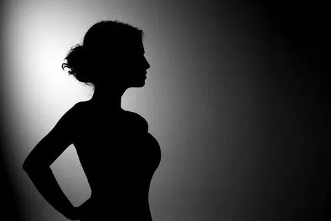 Контрастное фото силуэта на стене с неестественным изгибом