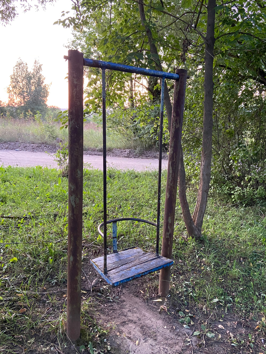 Старые качели недалеко от дедушкиного дома