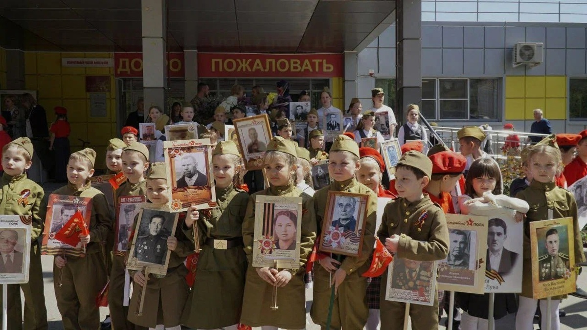 Дети с портретами Героев