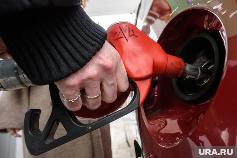 Теперь цена за литр топлива – 59 рублей 12 копеек
Фото: Илья Московец © URA.RU