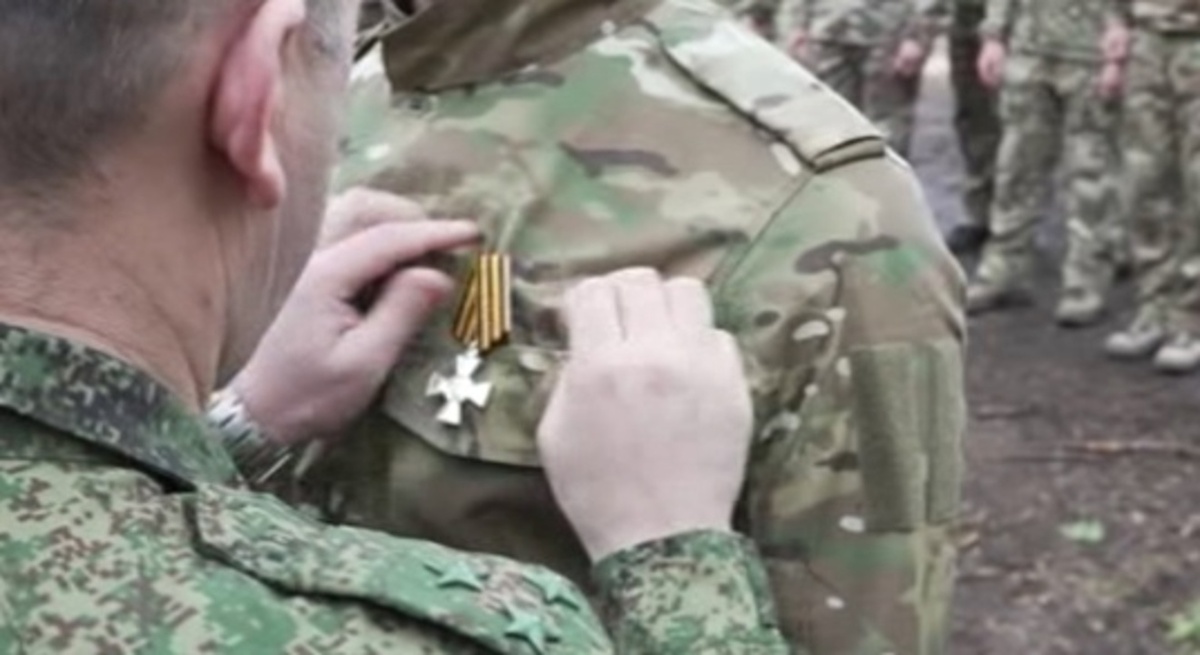    Бойцы ВДВ, освободившие 11 населенных пунктов Курской области, в канун 9 мая получили награды