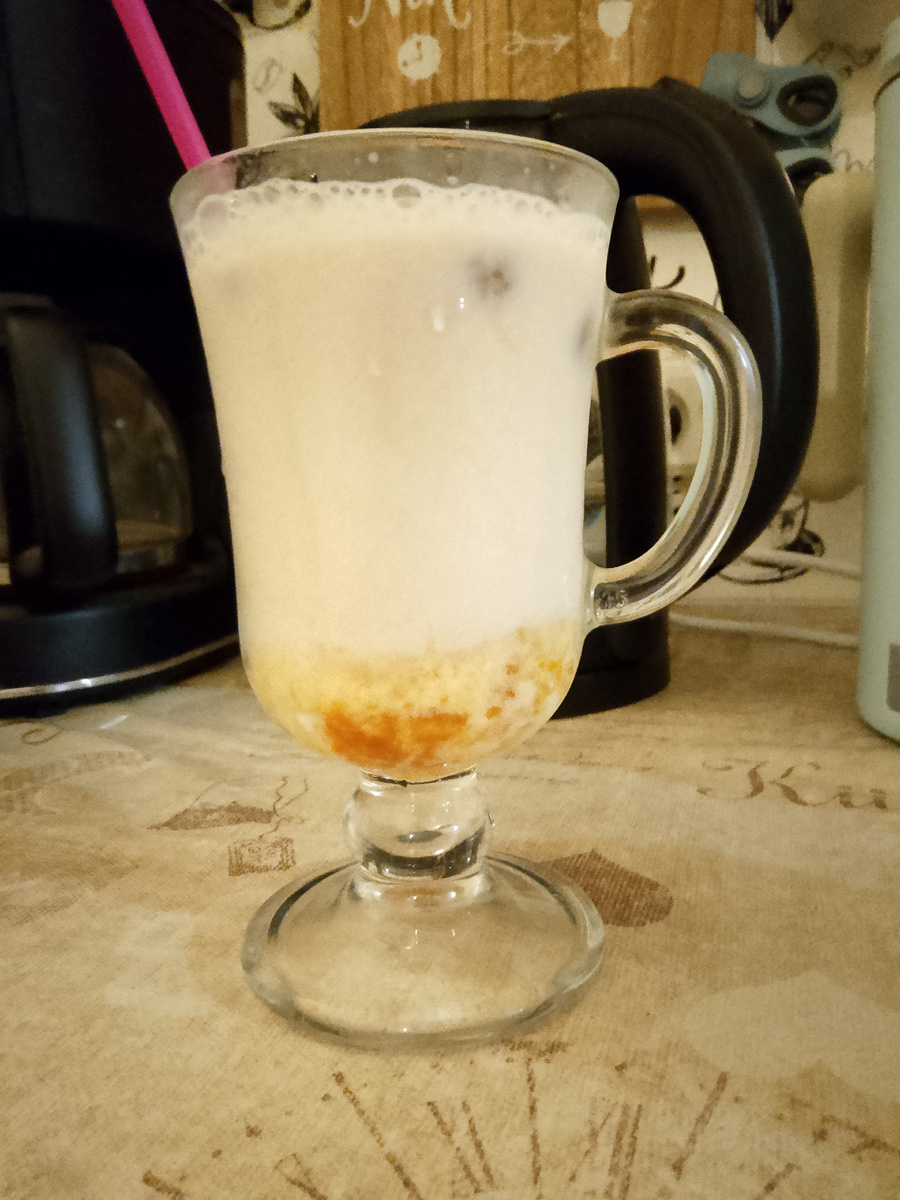 Внизу желтое это апельсиновое варенье. Выглядит не очень потому что дедушка подошол и размешал😡