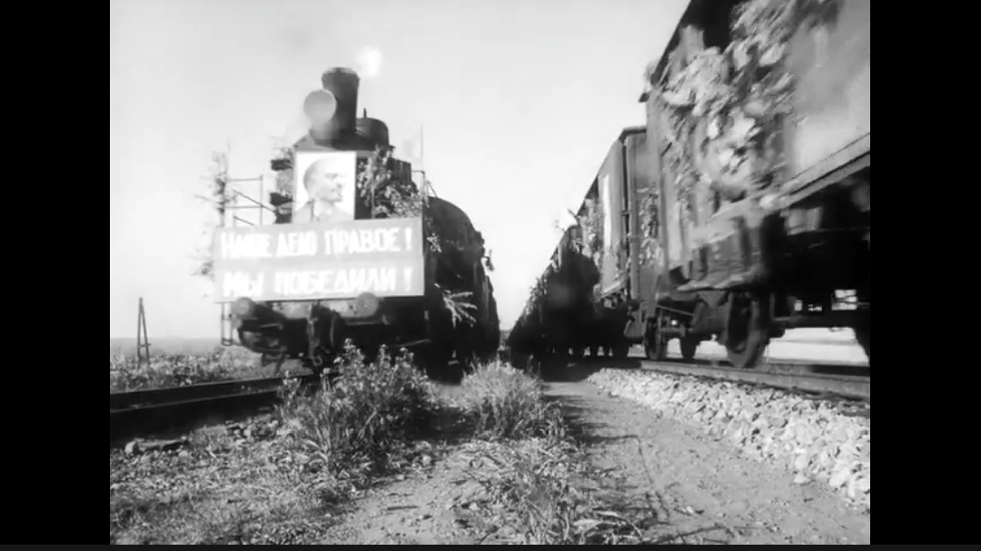 На этих поездах едут домой наши солдаты. Едут с победой. Поезд украшен портретом создателем нашего государства, победившего в той во@не - Владимира Ильича Ленина. Того самого, которого прячут под своей поганой фанерой.