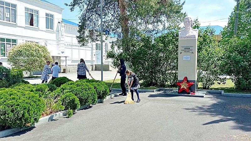    Школьники провели субботник ко Дню Победы