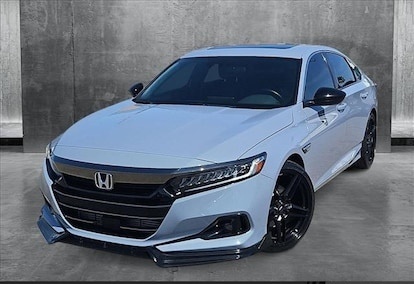 Honda Accord — надежный седан D-класса с отличной репутацией, комфортной подвеской, экономичными двигателями и высоким уровнем безопасности. Подходит для семьи, города и дальних поездок. Однако некоторые владельцы отмечают слабую динамику базовых версий и дорогое обслуживание