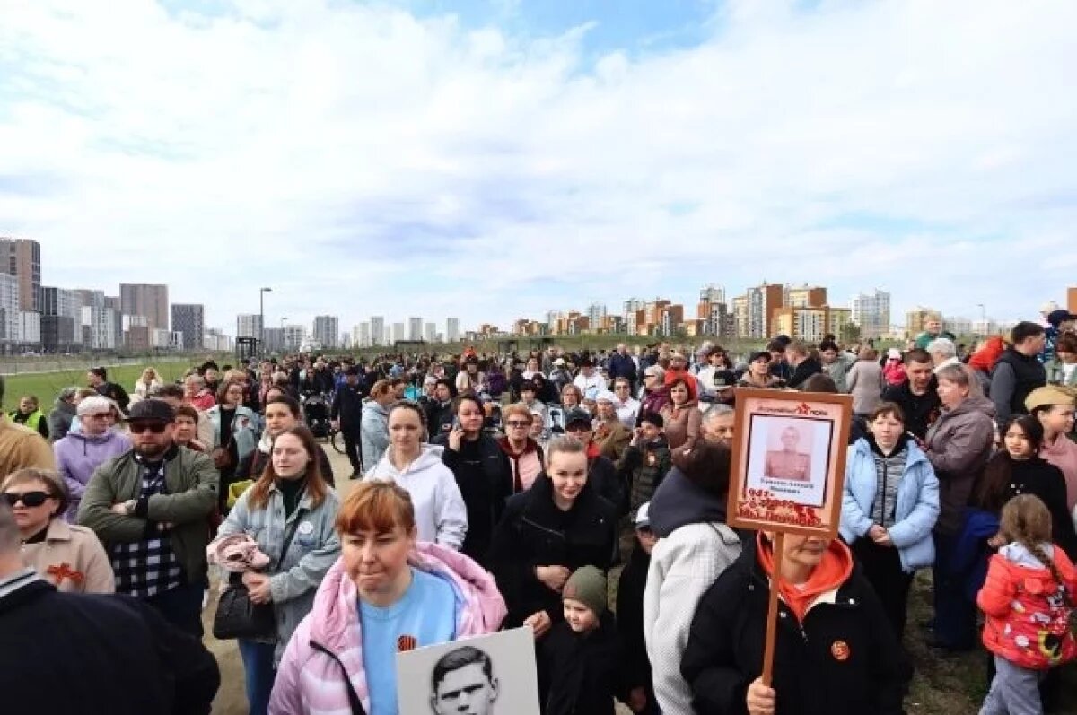    Белые голуби взмыли в небо над Академическим районом Екатеринбурга