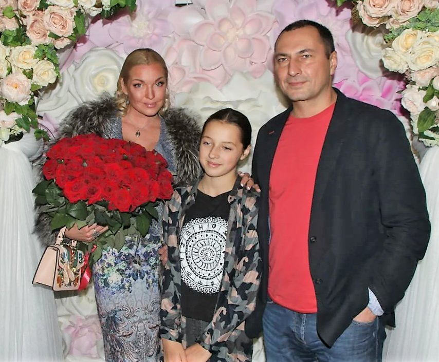 Анастасия Волочкова и бизнесмен Игорь Вдовин и их дочь Ариадна