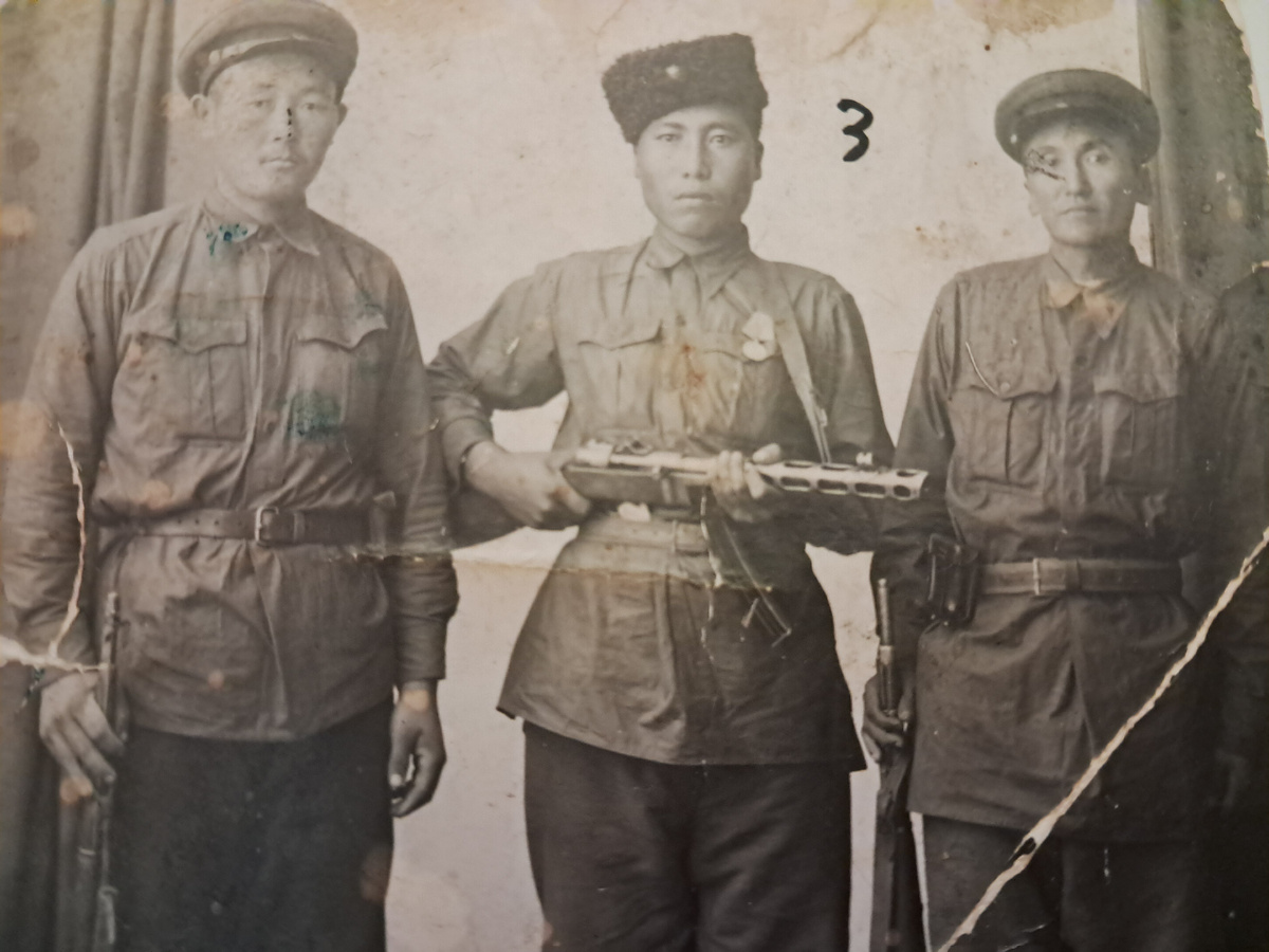 Бажиков Бурхан (в центре).Югославия 16.10.1944 г.