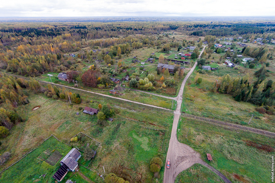 Комарово с высоты птичьего полёта. Автор фото Михаил Кривый, 2016 г. Слева направо (примерно по диагонали снимка) - та самая железнодорожная ветка, о которой я писал в предыдущей статье.