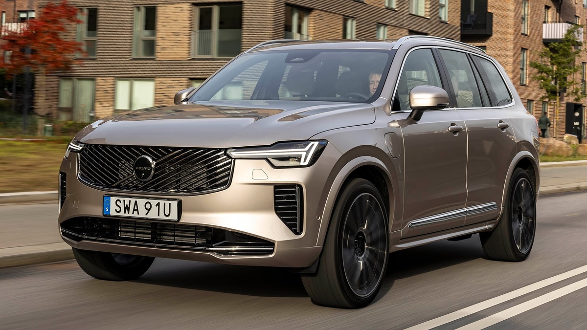 Volvo XC90 – один из лучших premium-внедорожников с акцентом на безопасность и экологичность. Подойдёт для семьи, но требует бюджета на обслуживание. Гибриды (T8) выгодны для города, а дизели (D5) – для трассы.