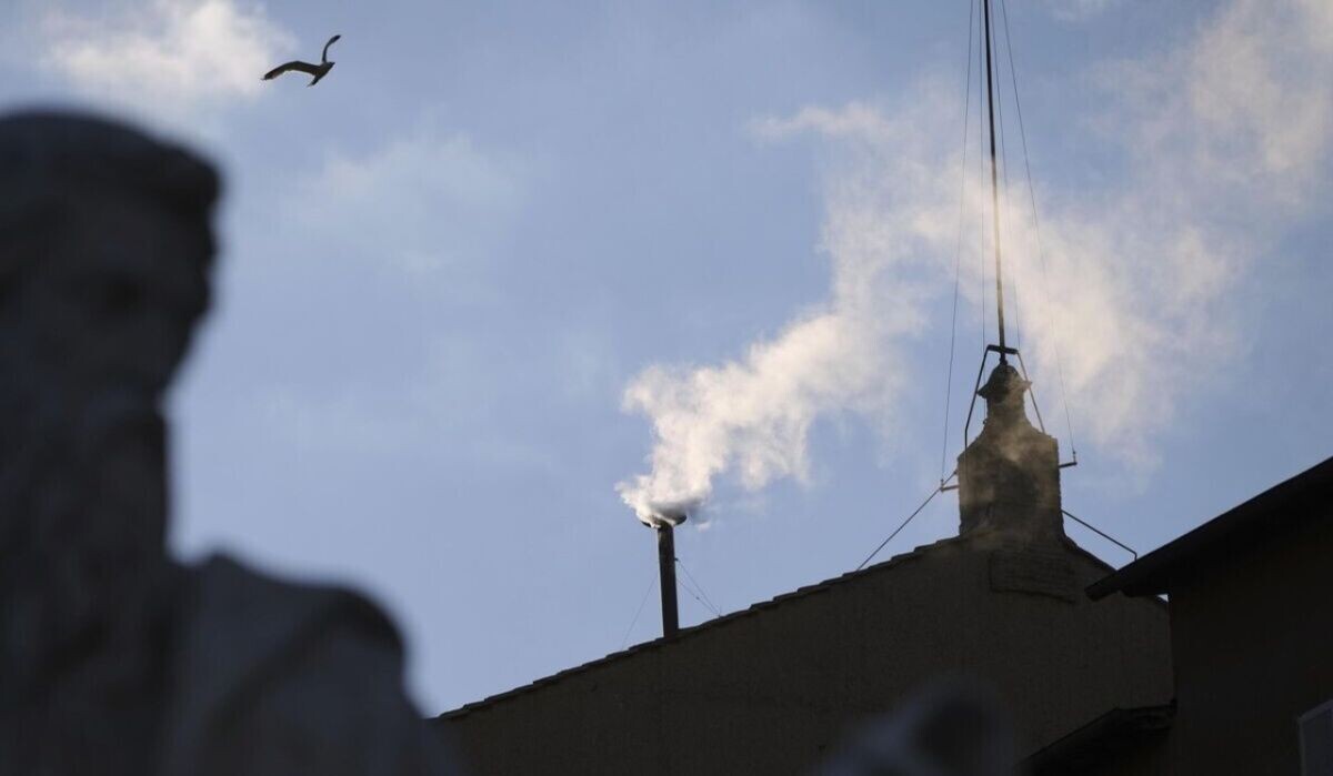     Белый дым из трубы Сикстинской капеллы во время конклава по выборам нового Папы в Ватикане. Источник: © AP Photo Автор фото: Alessandra Tarantino