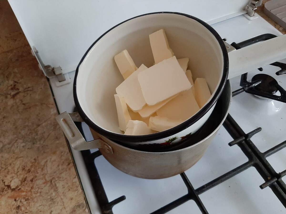 Растапливаю маргарин, а в кастрюле варится сгущенка