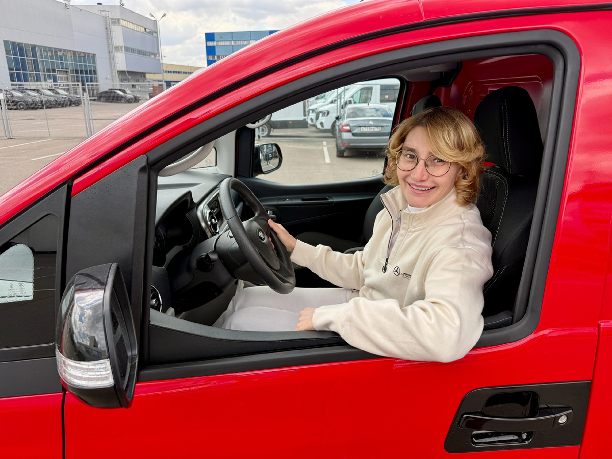 Такая машина стоит 1 990 000 рублей.