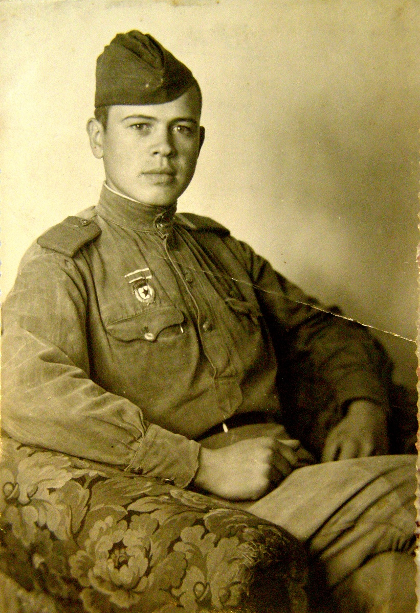 Фото сделано в Берлине в мае 1945 года. Ниже есть обратная сторона этого фото.