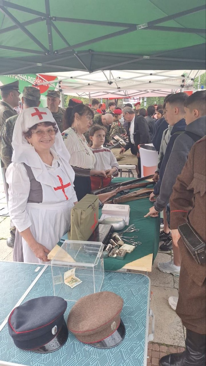 Улыбчивая тетушка в костюме медсестры красного креста