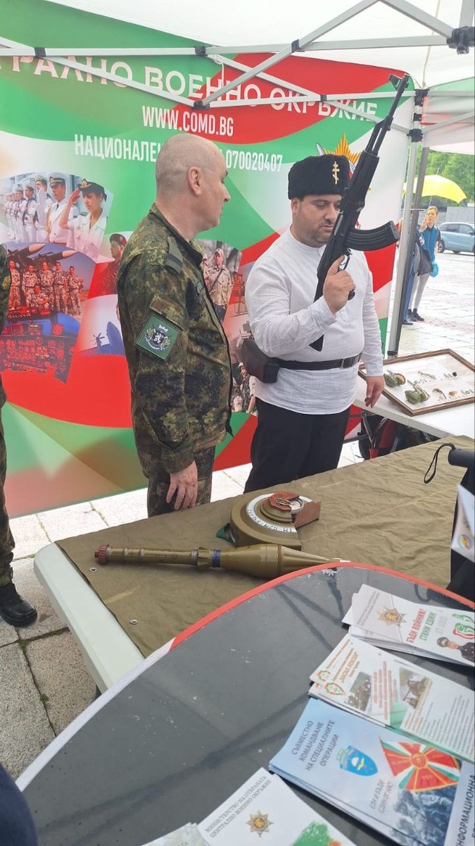 А данный товарищ явно косплеит партизана.