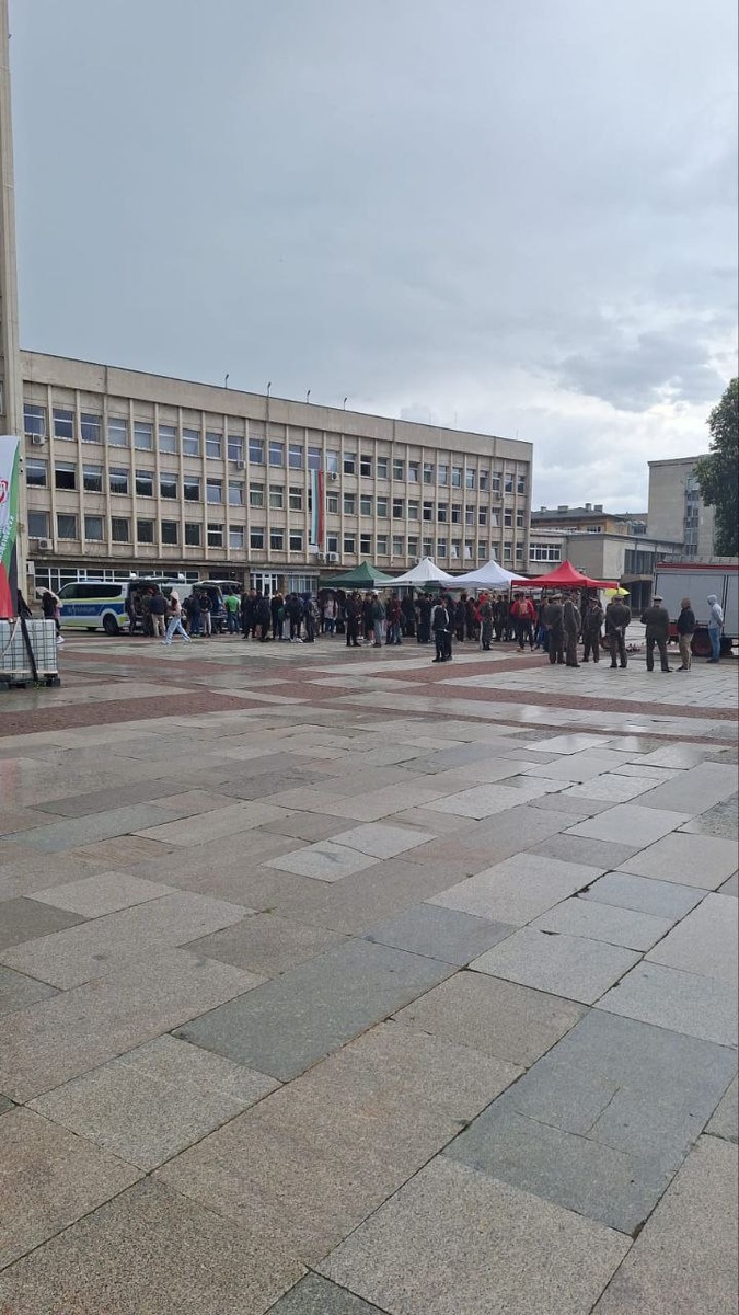 Дождик и обеденное время народ явно подразогнал. Так-то здесь люди любят любой такой кипеш.