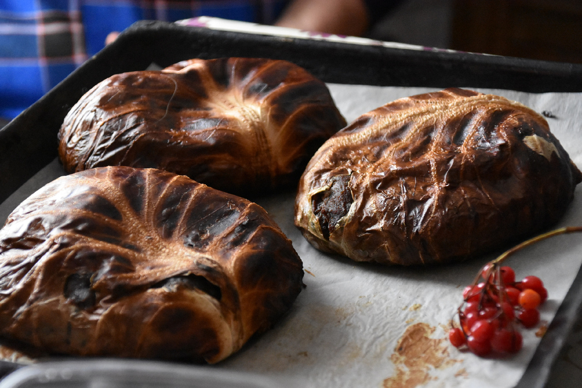 Так выглядит настоящий калинник. Пироги Нины Корастелёвой и передачу рецепта приезжим кулинарам запечатлел корреспондент газеты «Сасовская неделя»
