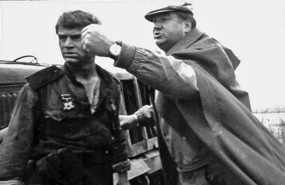 Фронтовик Юрий Озеров отдаёт приказы актёру Сергею Никоненко на съёмках фильма «Сталинград»