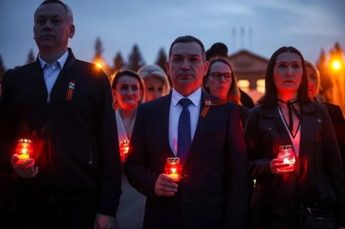    Губернатор и мэр почтили память героев ВОВ на Монументе Славы Новосибирска