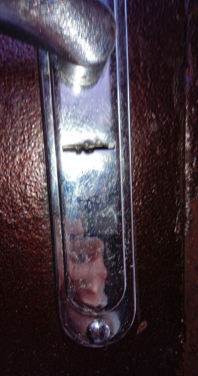 Выдержала минуту и потёрла абразивной стороной губки. Где-то ещё минутка на это ушла, т.к. вокруг замочной скважины металл сильно покоцан собачьими когтями.