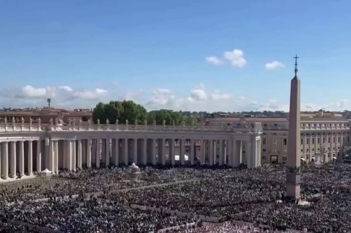    Папа римский Лев XIV впервые появился перед верующими и обратился к ним