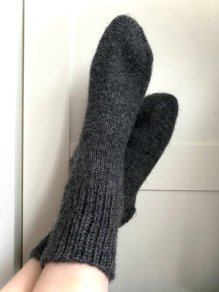 Пряжа Adelia Dina идеально подходит не только на плечевые, но и для носок