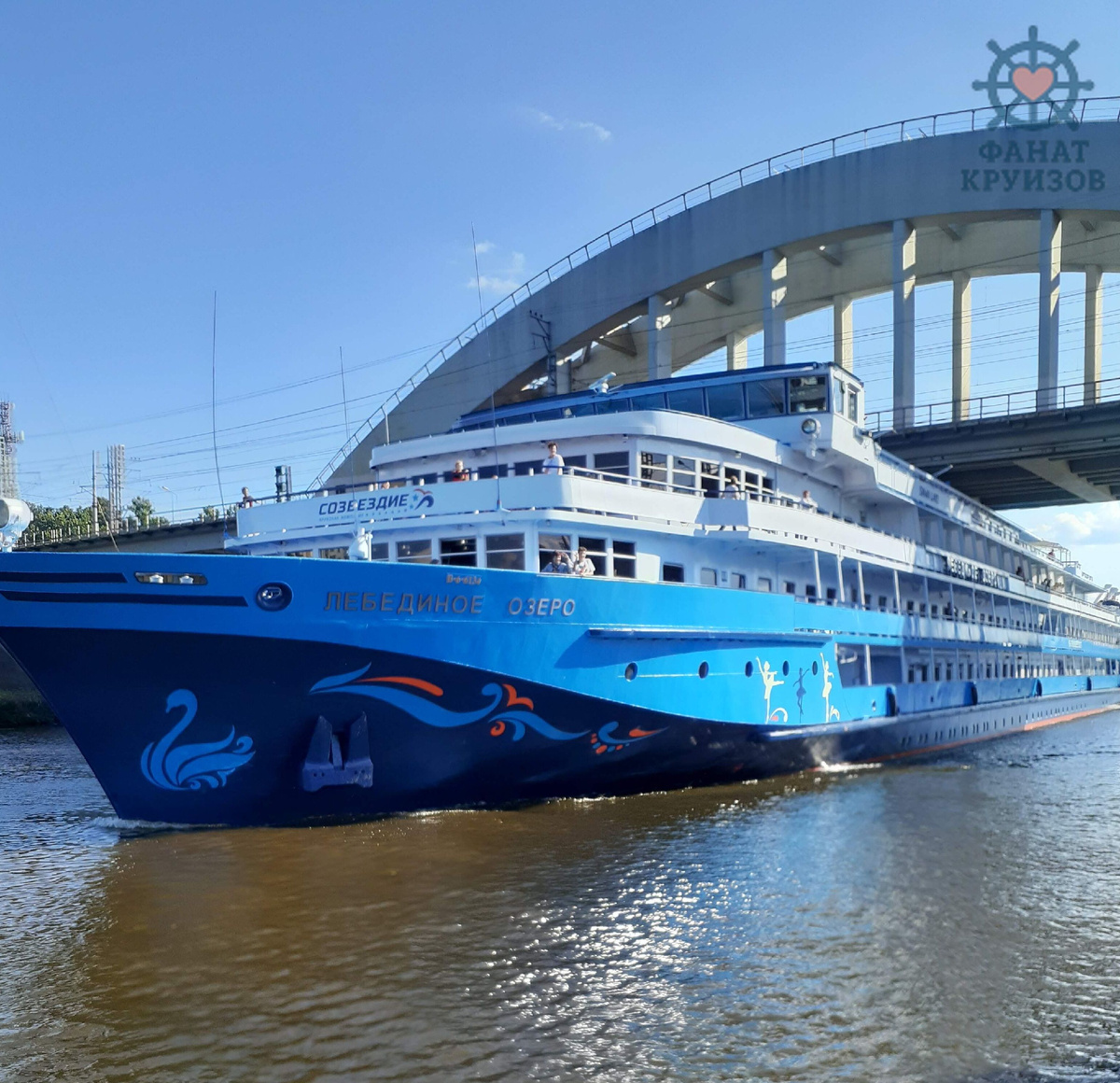 "Лебединое озеро" - один из первых в моём объективе и один из самых обновлённых: новые каюты, театр, клуб для подростков.