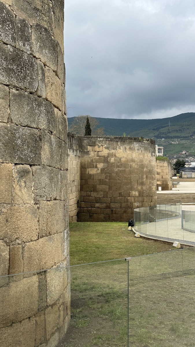 Часть Дербентской стены после реставрации