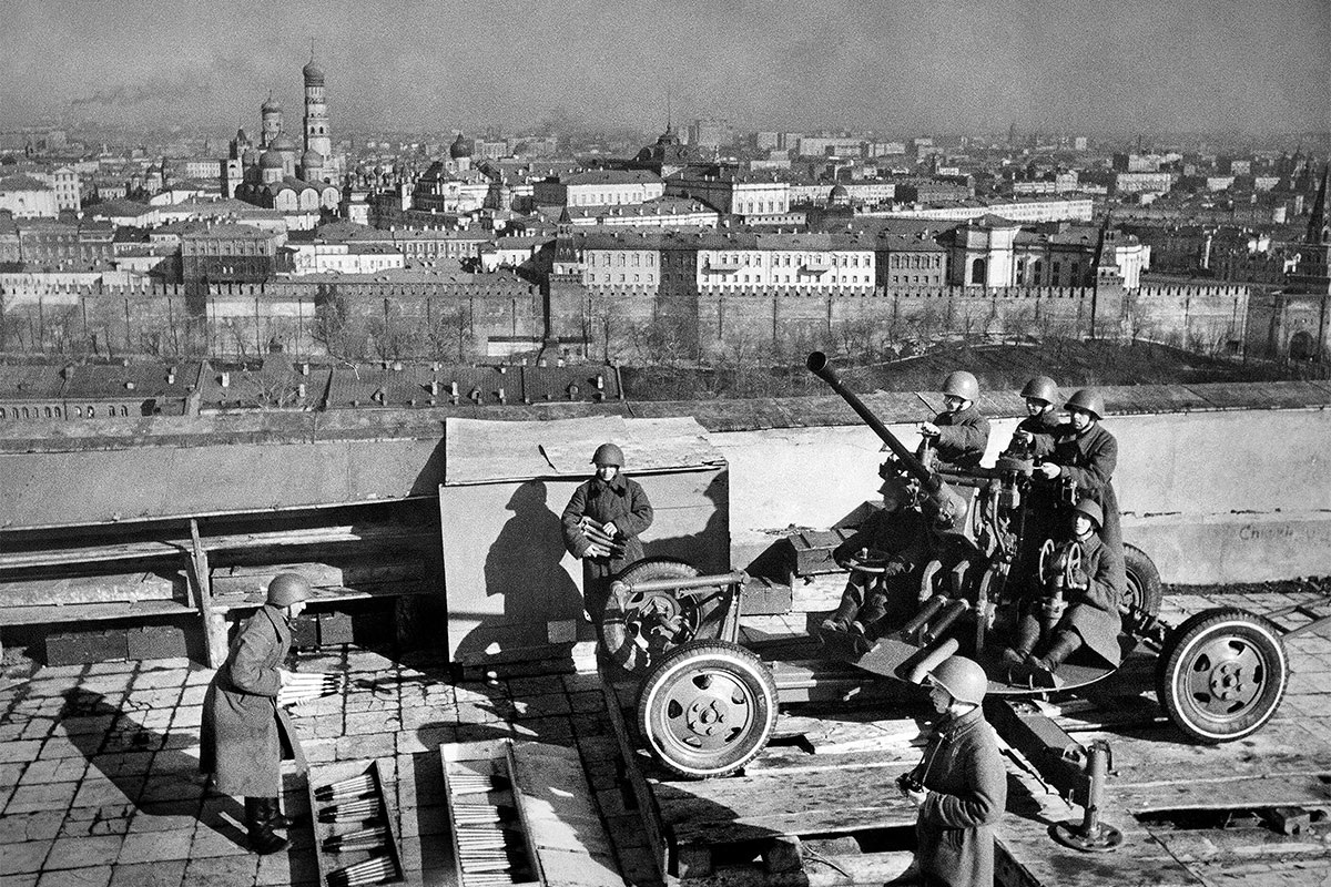 Зенитчики Московской ПВО на крыше нового здания библиотеки. 1941. Фото: архив РГБ