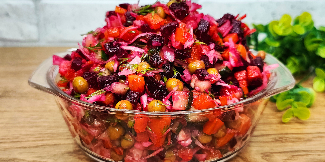 Винегрет теперь готовлю по другому: получается гораздо свежее и вкуснее. А всего-то изменила один ингредиент и добавила зелень