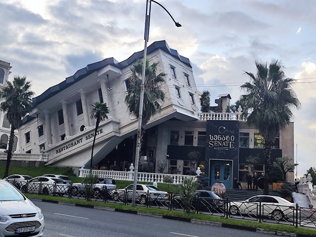 Перевернутый Белы дом в Батуми