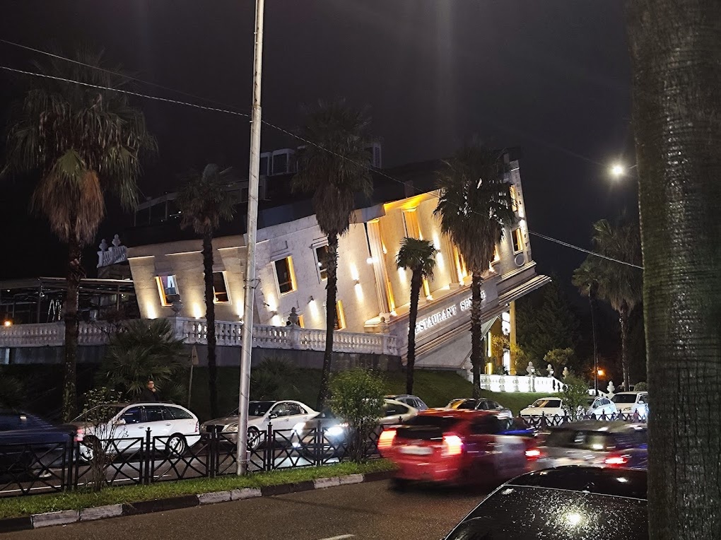 Перевернутый Белы дом в Батуми