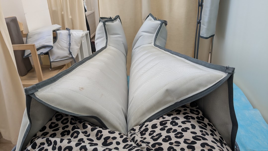 Пневмомассаж ног. Фото пвтора