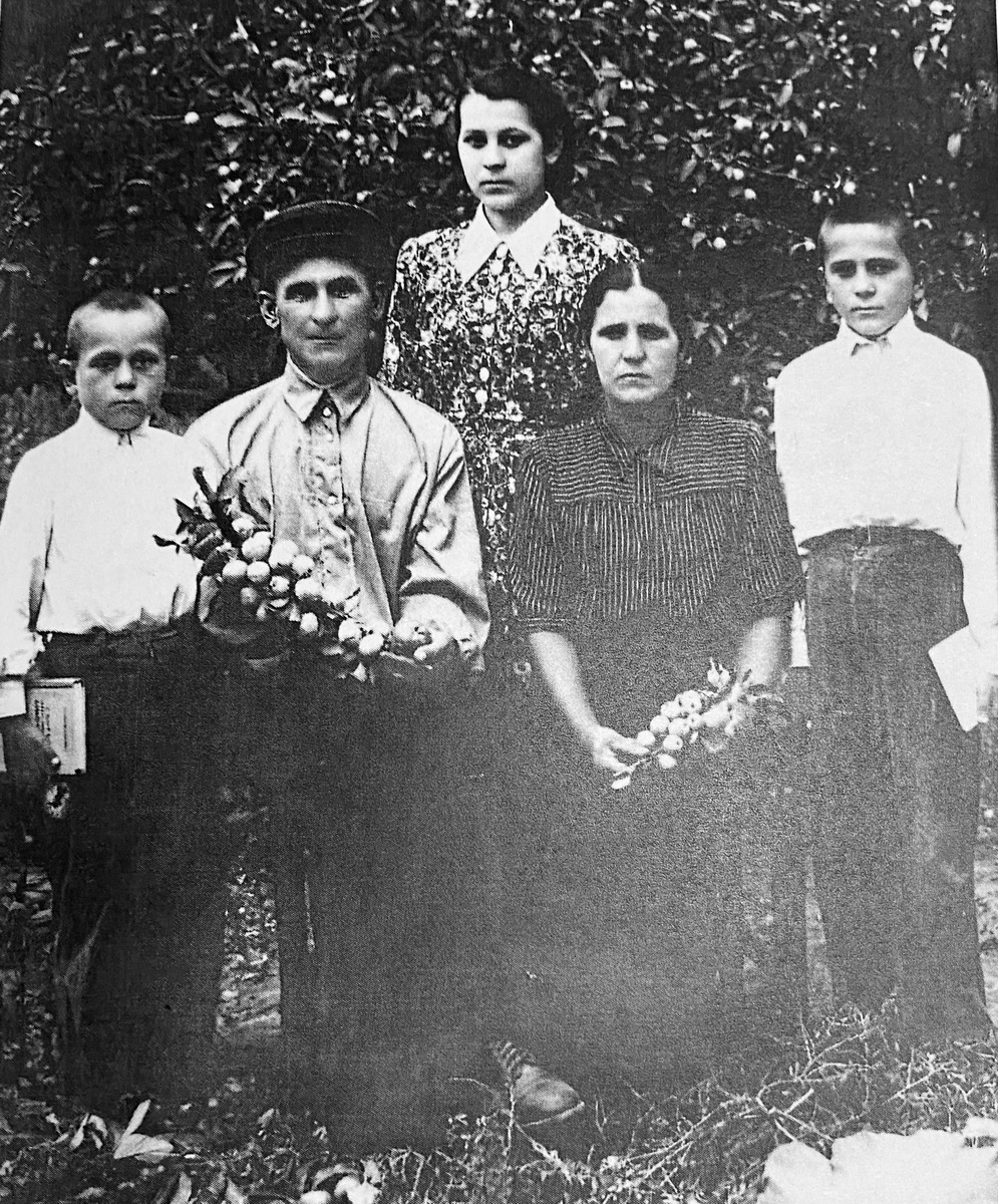 Семья Головко. Григорий Анисимович, Анна Федоровна, их дети: Петр, Мария и Григорий.