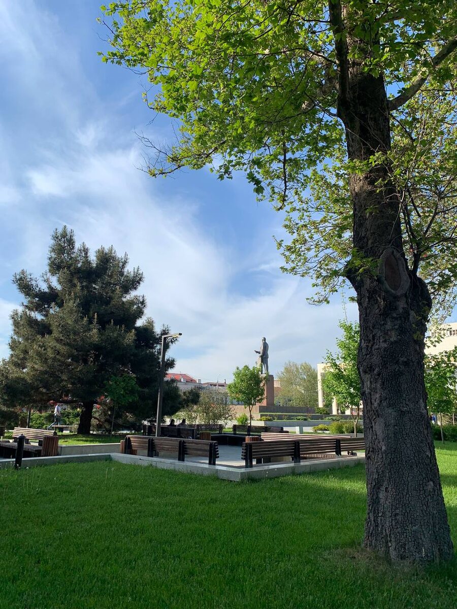 Площадь Ленина на проспекте Кирова. Памятник Ленину и сквер у здания Совета министров Республики Крым