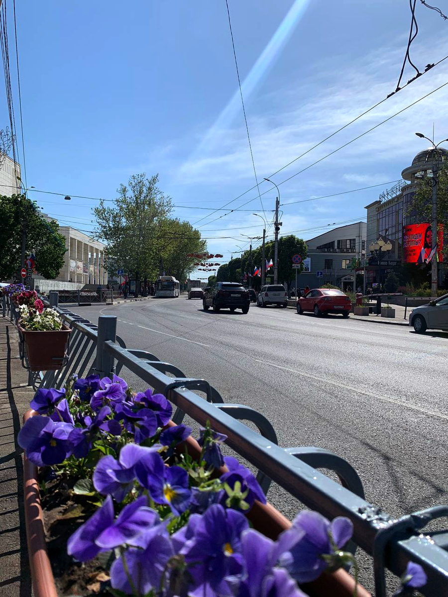 Проспект Кирова - в сторону Центрального рынка. Слева - Музыкальный театр, справа - Промсвязьбанк