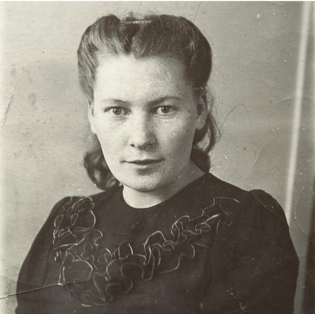 Ленинград, 1942 год. Мария Семёновна, а тогда просто Муся, бабунечка моя ❤️ Фото из личного архива автора.
