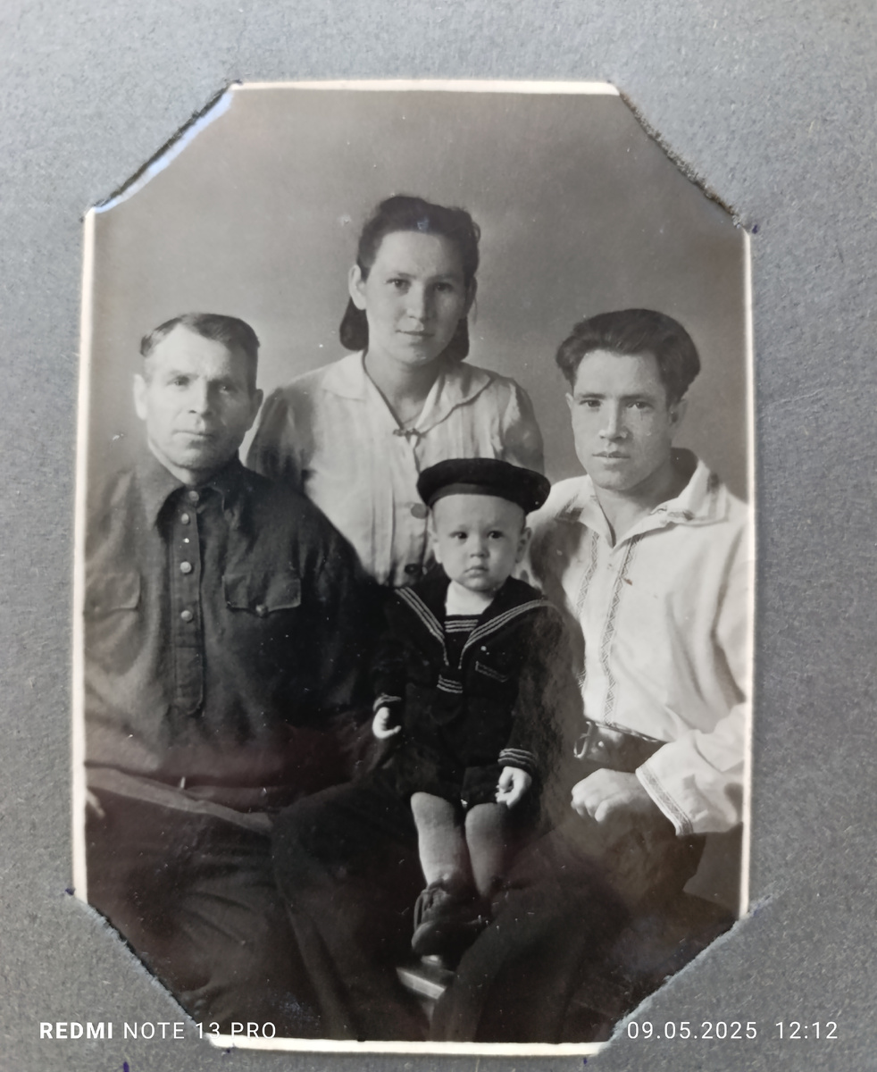 Довоенных фото у меня нет, только уже с семьёй. Начало 1950го дед с бабушкой и моим дядей. Слева мой прадед Алексей, отец деда. На этой фото дед очень похож на моего отца. Вернее наоборот - отец похож на своего отца на этом фото. 