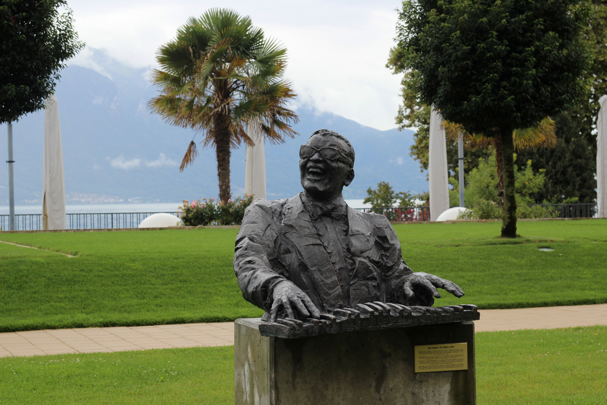 Рэй Чарльз (1930-2004), американский эстрадный певец (баритон) и пианист. Известен как исполнитель в стилях ритм-энд-соул и блюз. 