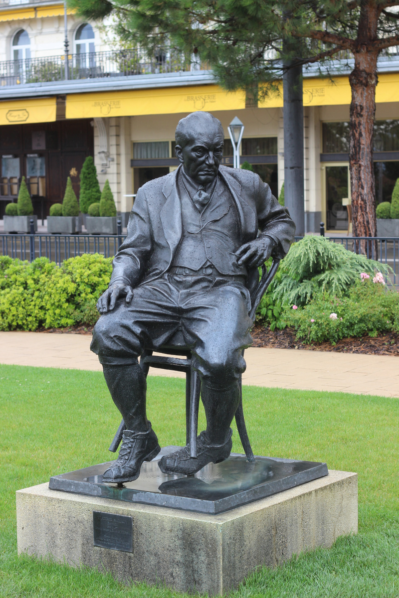 Владимир Набоков (1899 - 1977). Жил, работал и умер в Монтрё.