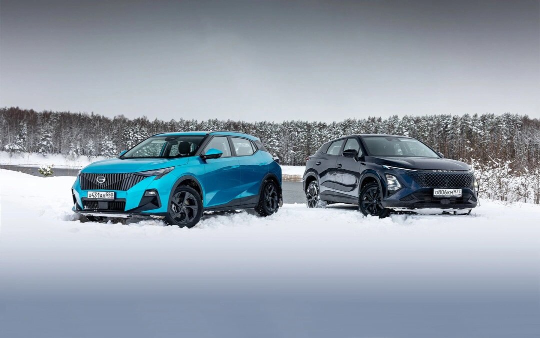 GAC GS3 и Omoda C5 FL (Фото: Вячеслав Крылов для РБК)