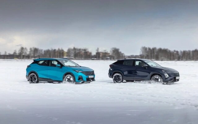 GAC GS3 и Omoda C5 FL (Фото: Вячеслав Крылов для РБК)