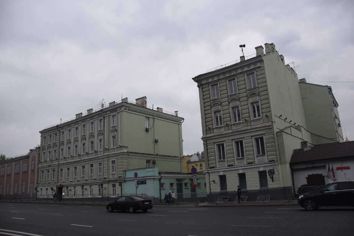 Моховая улица д. 10. Дом известен как "разорванный дом". В августе 1941 года во время авианалета гитлеровской авиации в него попала авиационная бомба. Уцелевшие части дома восстановили, а наиболее пострадавшую часть восстанавливать не стали. Фото автора канала "Приключения Тома Сойера".