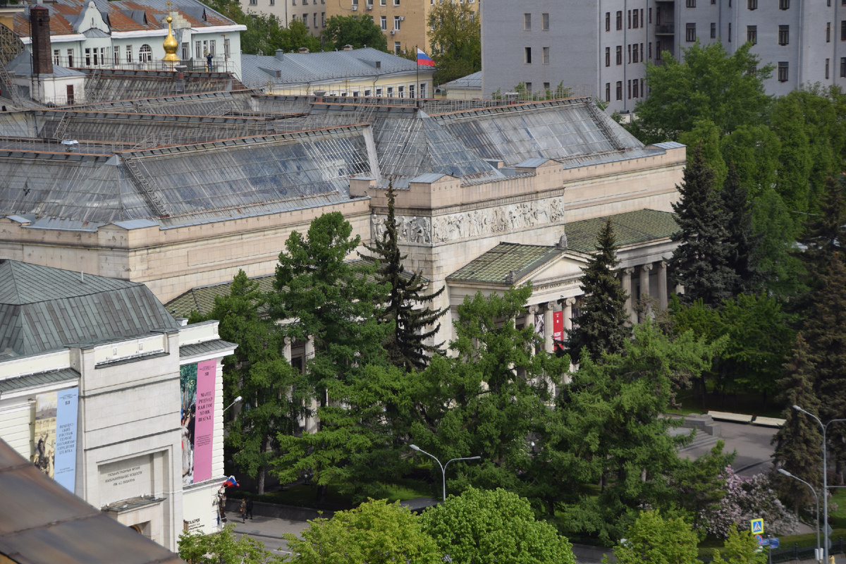 Здание Музея изобразительных искусств имени А.С. Пушкина. В ночь с 6 на 7 августа 1941 года на него было сброшено 150 зажигательных бомб. Возникший на 2 этаже пожар был потушен силами сотрудников музея. 14 октября 1941 года в соседний двор упала авиабомба, ударная волна уничтожила стеклянную крышу музея. Фото автора канала "Приключения Тома Сойера".