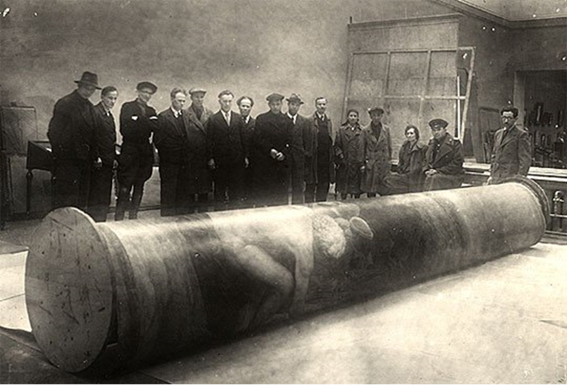 Распаковка картины А.А. Иванова «Явление Христа народу» после эвакуации. Москва. 1944 г.