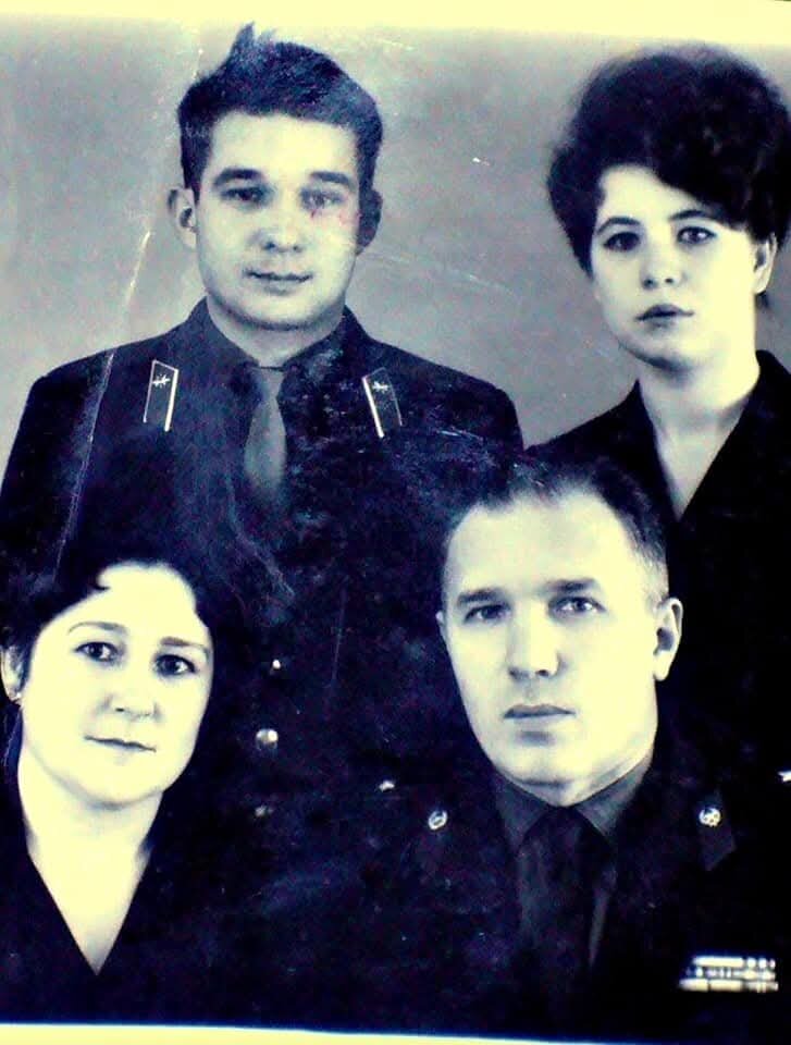 Васютик и Мисюська, и мои молодые родители, когда меня ещё не было