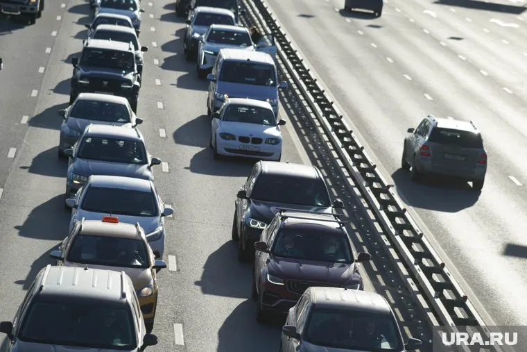 В левом ряду произошло столкновение грузового и легкового автомобилей, утверждают автомобилисты
Фото: Немышев Вячеслав © URA.RU